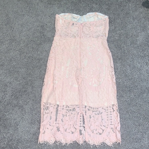 Lace light pink fitted dress - Picture 2 of 3